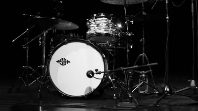 Обои барабаны, барабанная установка, музыкальный инструмент, музыка,  черно-белый картинки на рабочий стол, фото скачать бесплатно