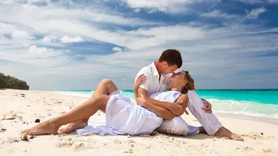 влюбленные на берегу моря, любовная пара, на берегу, влюбленная парочка,  море пляж романтика - The-wedding.ru