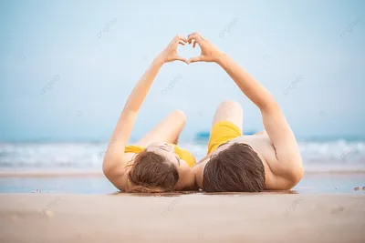Влюбленные пары на пляже - красивые фото