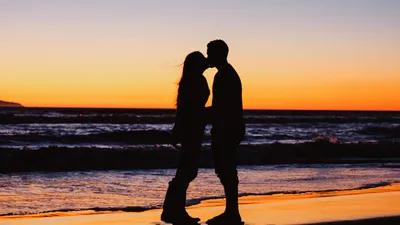 Счастливые влюбленные пары на пляже с большим сердечным шаром Концепция  летней любви Стоковое Фото - изображение насчитывающей обнять, кавказско:  165586864
