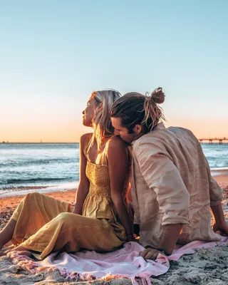 Силуэты влюбленной пары в поцелуе на берегу пенного моря в лучах заката —  Super Full HD