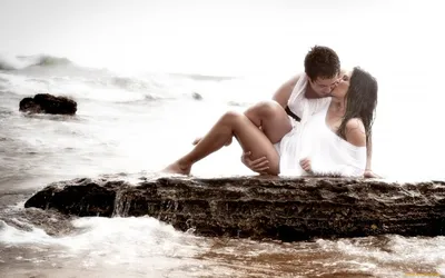 Пара влюбленных на пляже стоковое фото ©Anna_Om 45302573