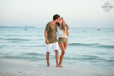 Влюбленная пара вместе наблюдает за закатом на пляже, путешествуя на летние  каникулы. силуэт людей на берегу моря | Премиум Фото