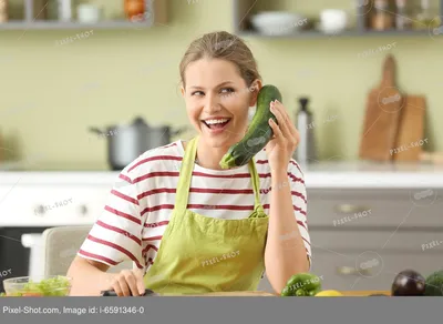Женщина На Кухне — стоковые фотографии и другие картинки Женщины - Женщины,  Посуда для готовки, Кухня - iStock
