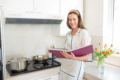 девушка на кухне стоковое фото. изображение насчитывающей деревянно -  251768510