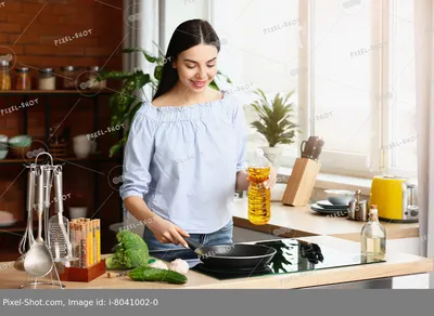 Красивая женщина готовит еду на кухне дома :: Стоковая фотография ::  Pixel-Shot Studio