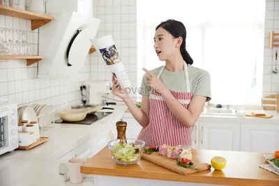 Женщина кухни Молодая красивая девушка держа a Стоковое Фото - изображение  насчитывающей женщина, внимательность: 55708328