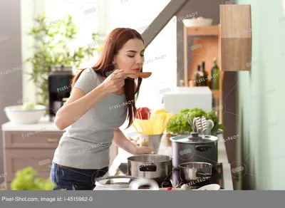 Молодая женщина на кухне :: Стоковая фотография :: Pixel-Shot Studio
