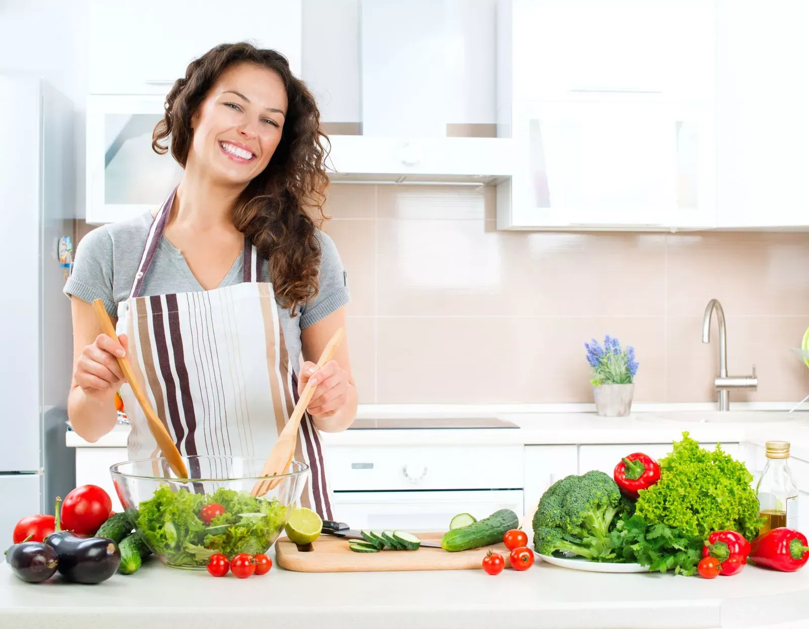 Время готовить дома. Женщина на кухне. Хозяйка на кухне. Готовка на кухне. Здоровое питание на кухне.