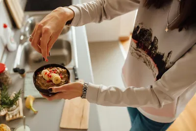 женщина на кухне, готовящая обед с мясом и овощами и специями на деревянном  столе на заднем плане Стоковое Изображение - изображение насчитывающей  питьево, отечественно: 267850171