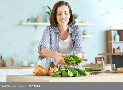Красивая молодая женщина готовит на кухне :: Стоковая фотография ::  Pixel-Shot Studio