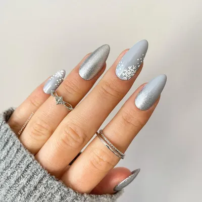 Серебряный зимний маникюр: 20 самых красивых дизайнов для ногтей любой  длины | theGirl